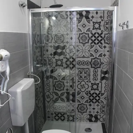 Nocleg ze śniadaniem Red House 3*